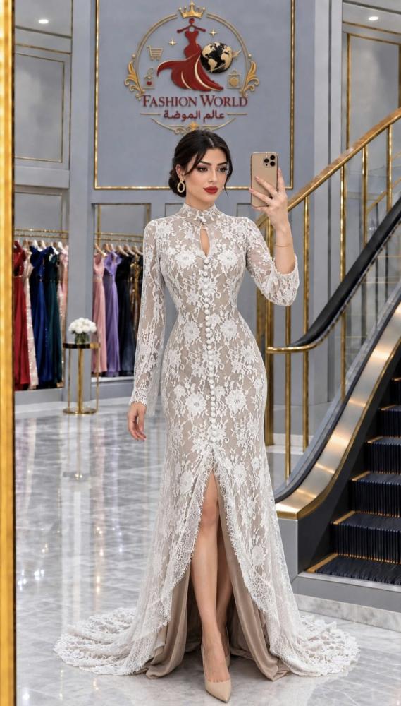 فستان باربي طويل بلون بيج/كريمي مع دانتيل أبيض مزخرف ، يتميز بأزرار أمامية متتالية تصميم أنيق يجمع بين الكلاسيكية والعصرية