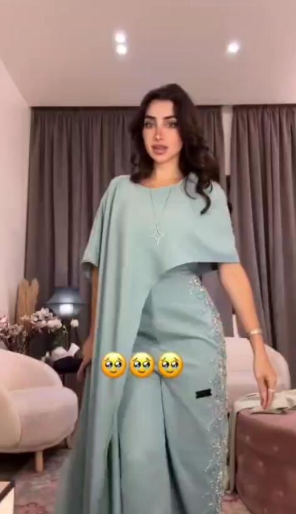 جمبسوت تيفاني أنيق بكاب جانبي بخامة باربي وتطريز يد على الجانب والبنطال