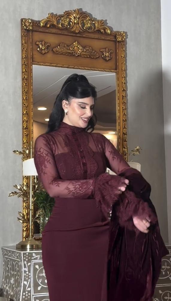 فستان عنابي فاخر قطعتين فستان مع جاكيت خارجي كم طويل مخمل فخم
