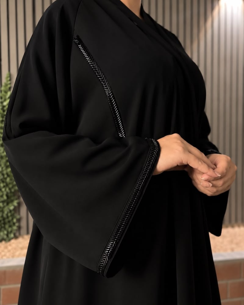عباية سوداء بتطريز هندسي لامع