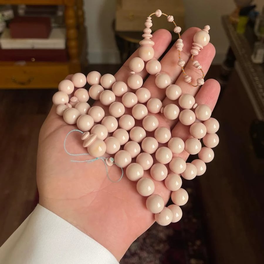 مسباح مميز ابيض لحمي صك