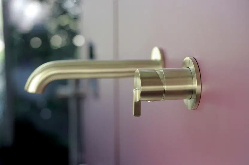خلاط مغسلة جداري SILIA Washbasin tap, concealed brushed goldDEANTE