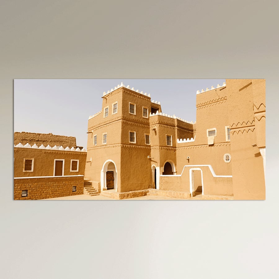 طين وضياء — لوحة عمارة نجدية عرضية بني ورملي