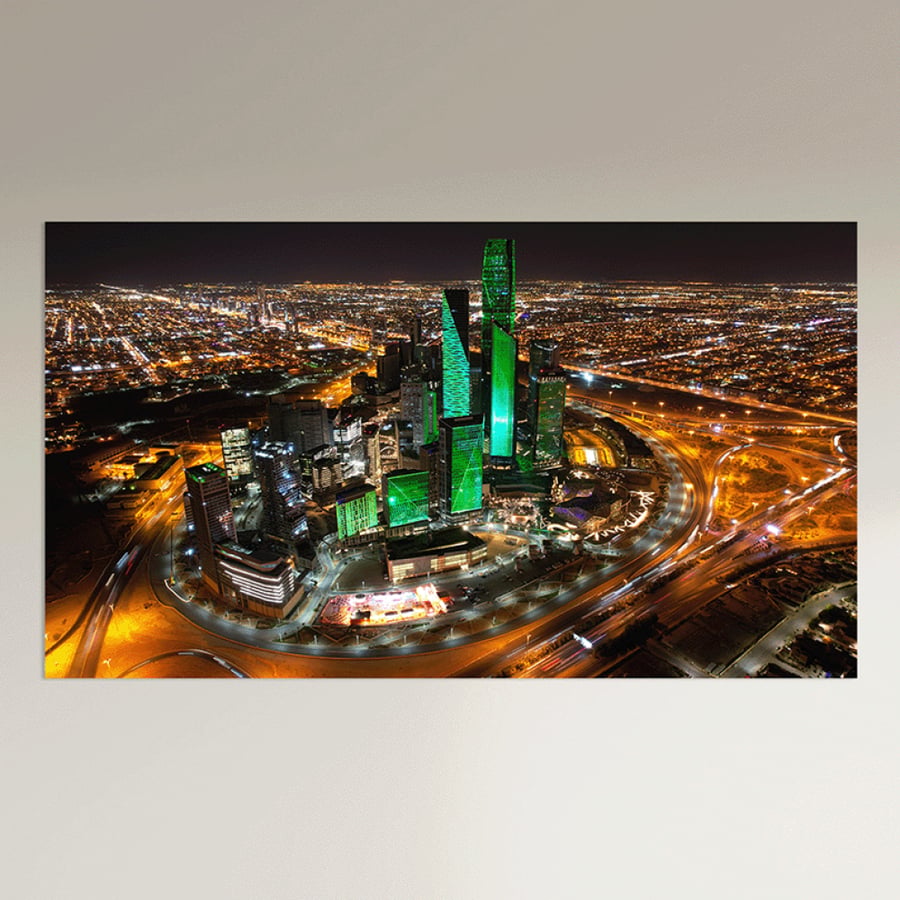 وهج الرياض — لوحة أبراج المدينة ليلاً أخضر وذهبي