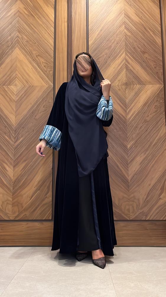 مخمل كحلي وتفاصيل جميلة على الأكمام
