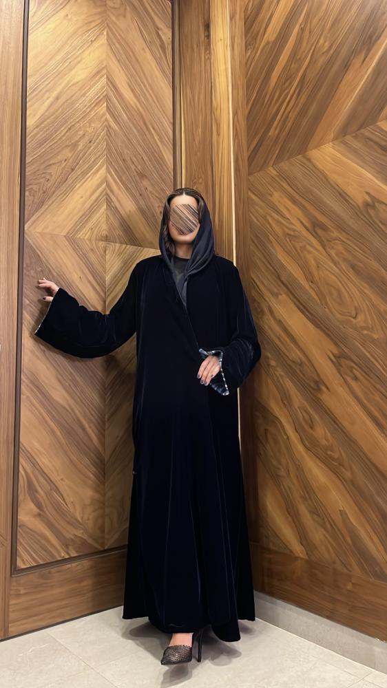 مخمل كحلي وتفاصيل جميلة على الأكمام