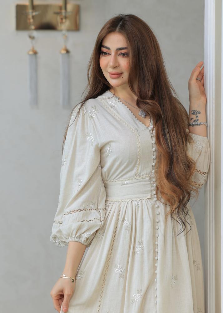 فستان عيد بتصميم كلاسيك بيج