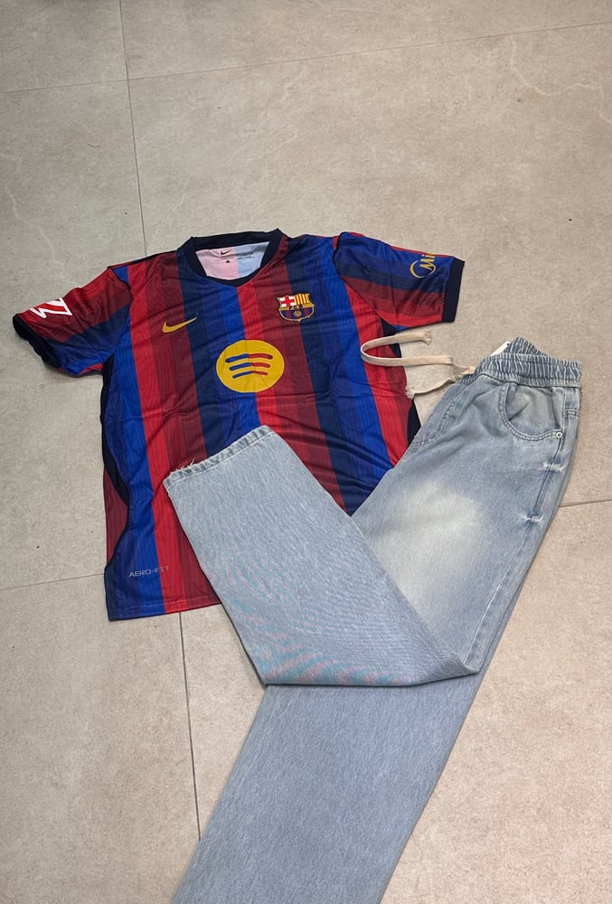 طقم برشلونة مع بنطلون جينز فاتح