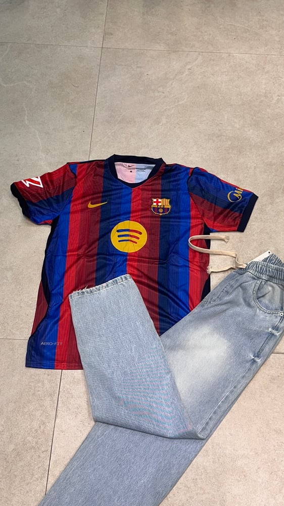 طقم برشلونة مع بنطلون جينز فاتح