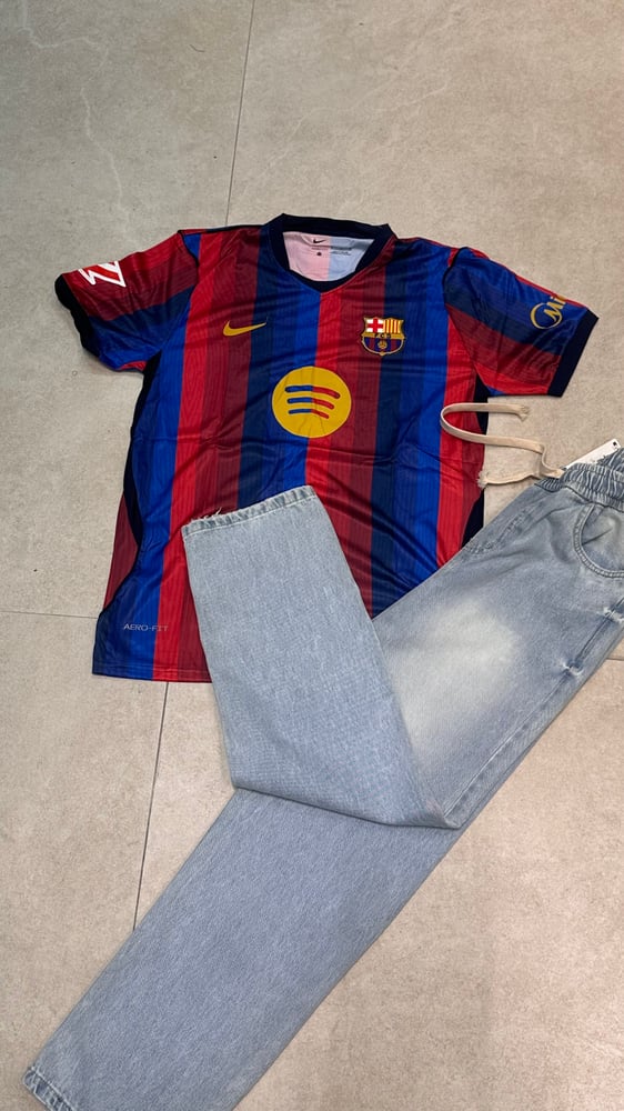 طقم برشلونة مع بنطلون جينز فاتح