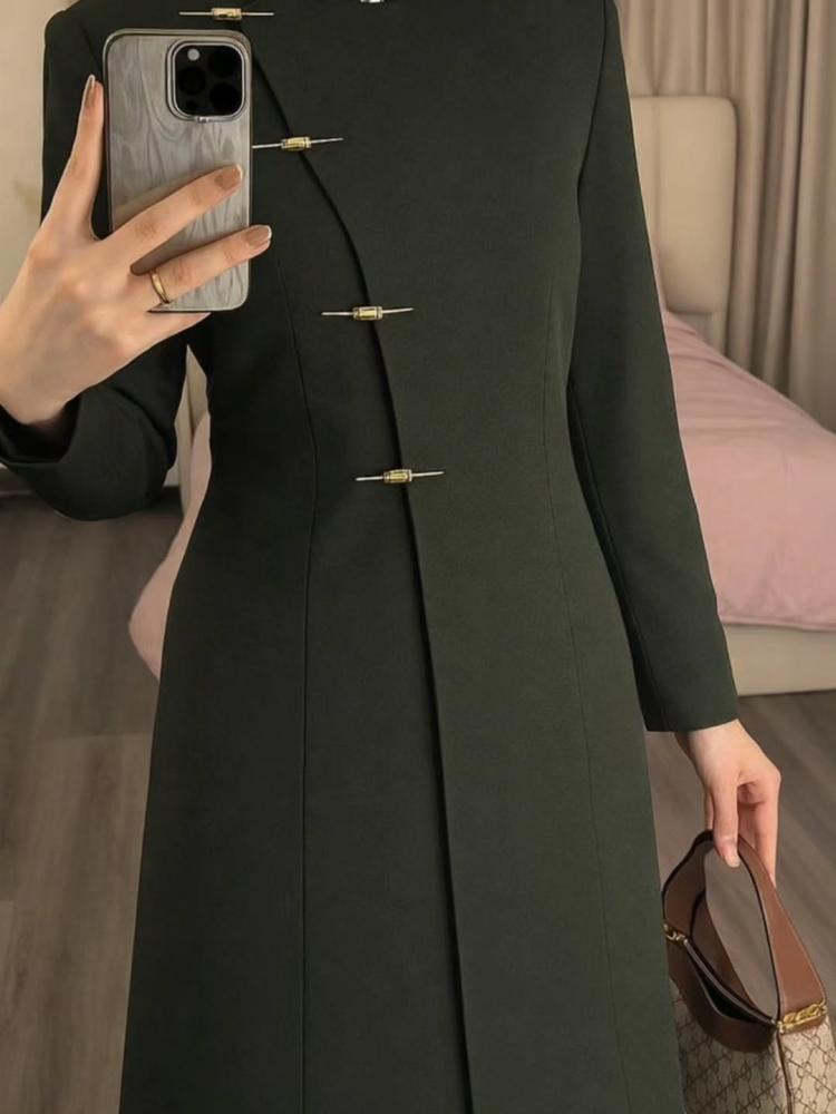 A practical and elegant blazer abaya