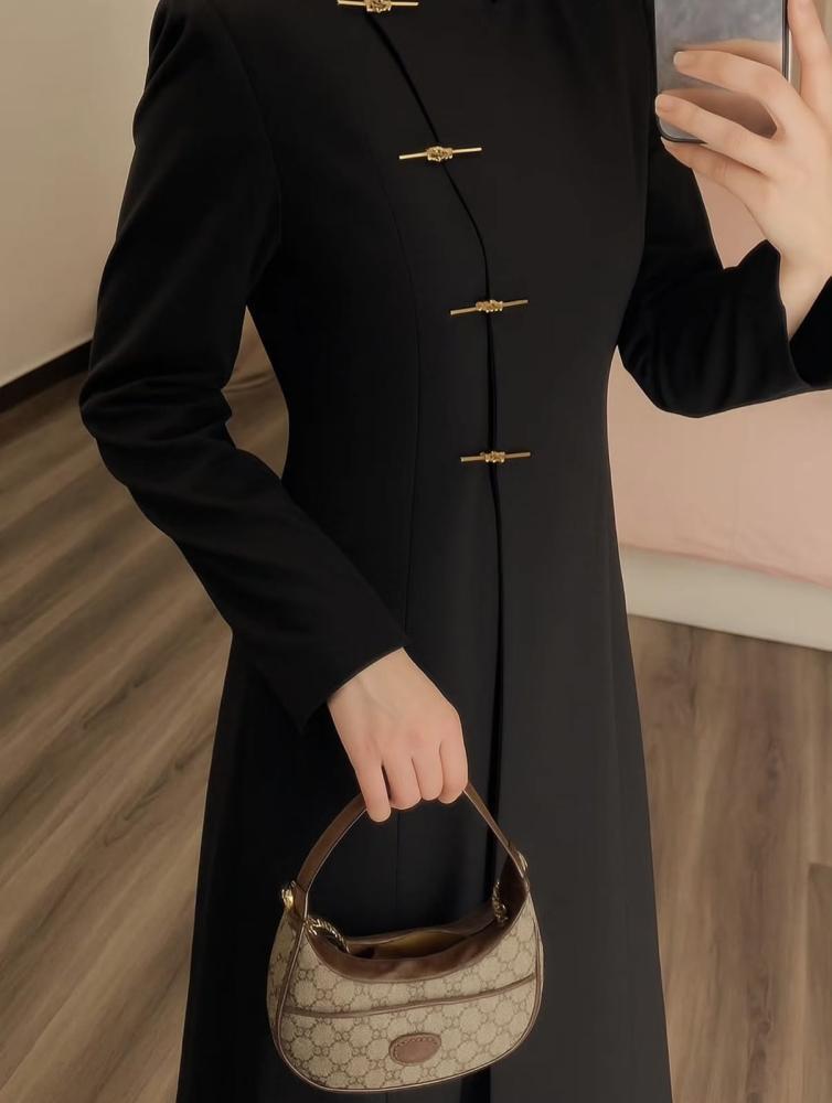 A practical and elegant blazer abaya