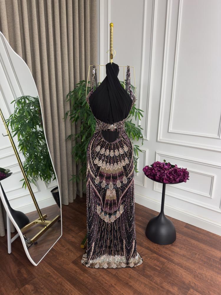 Thobe with embroidered wool lining