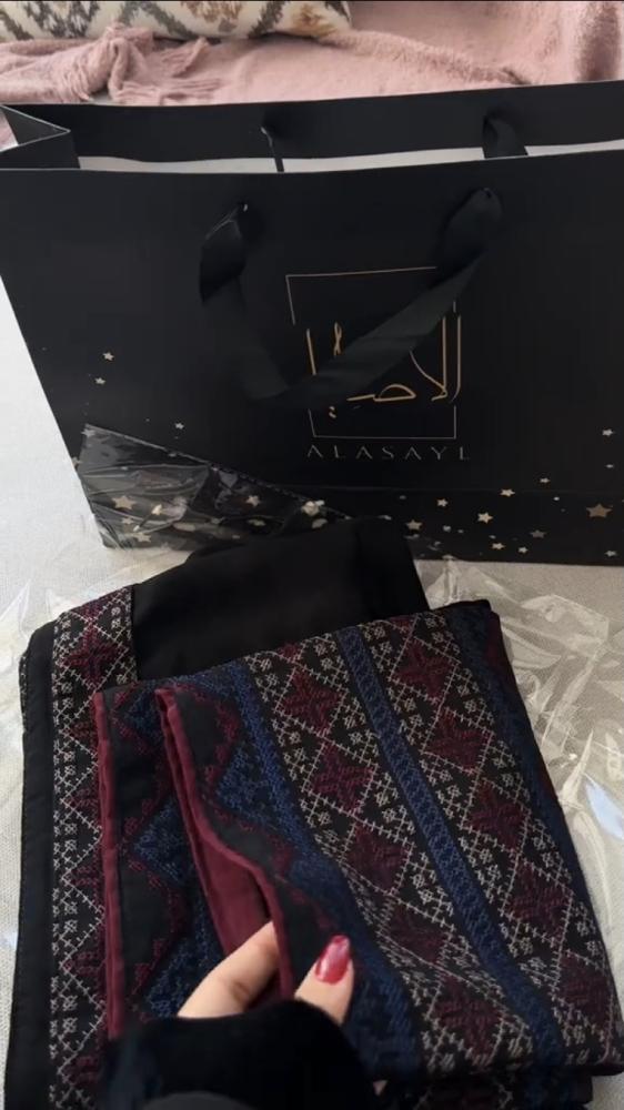 عباية شتوية سوداء فاخرة بالنقوش التراثية مع الطرحة