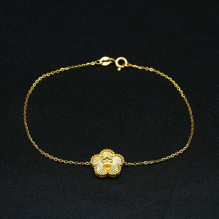 Gold bracelet (B3881)