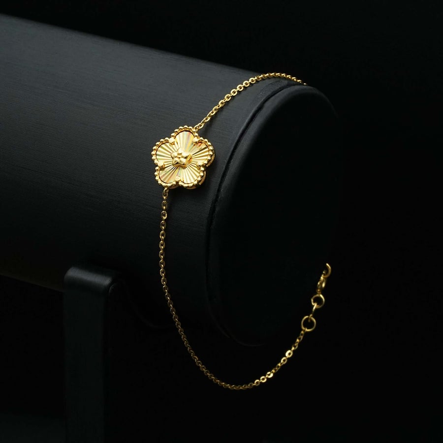 Gold bracelet (B3881)
