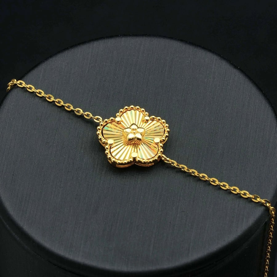 Gold bracelet (B3881)