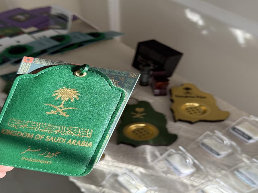 ميدالية بشكل جواز السفر السعودي