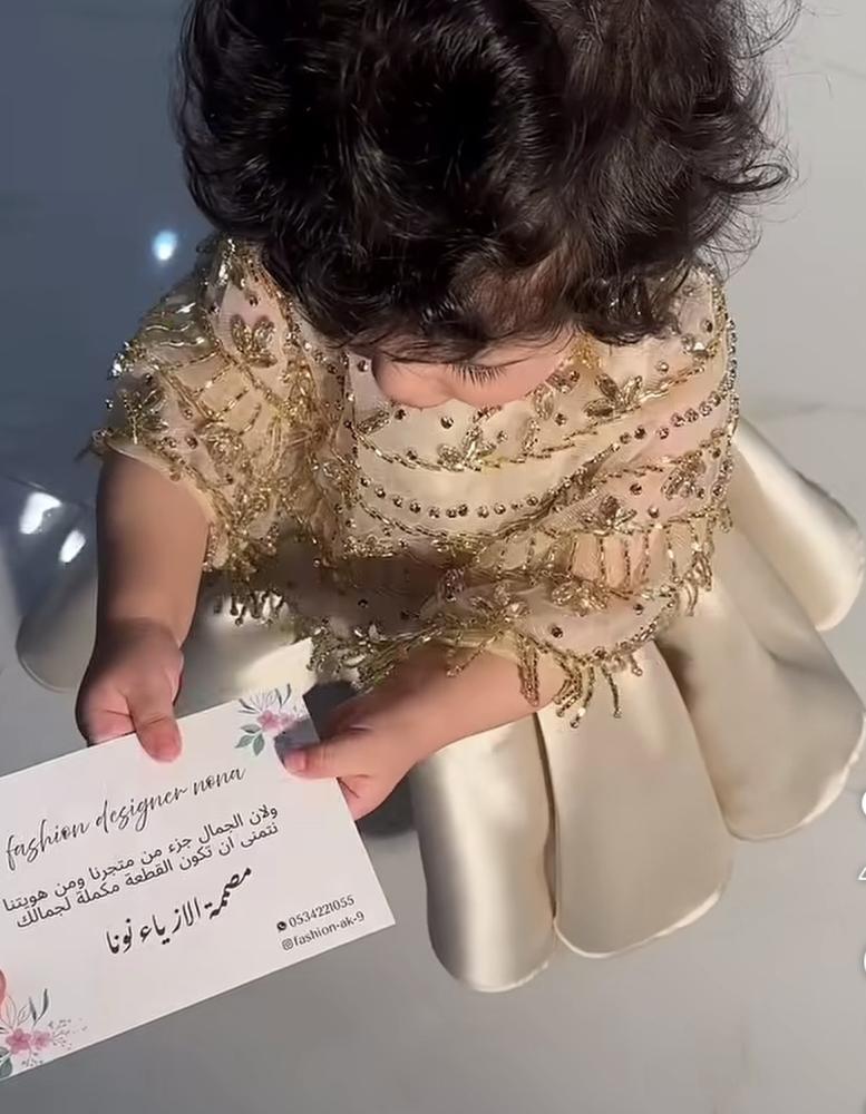 فستان ذهبي عمر سنه . بقماش التول. والتفته الميكادو.