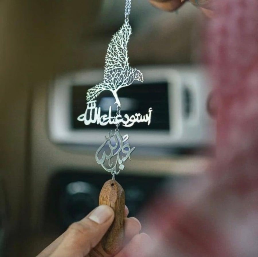 تعليقة سيارة شكل صقر تصميم على طلبك