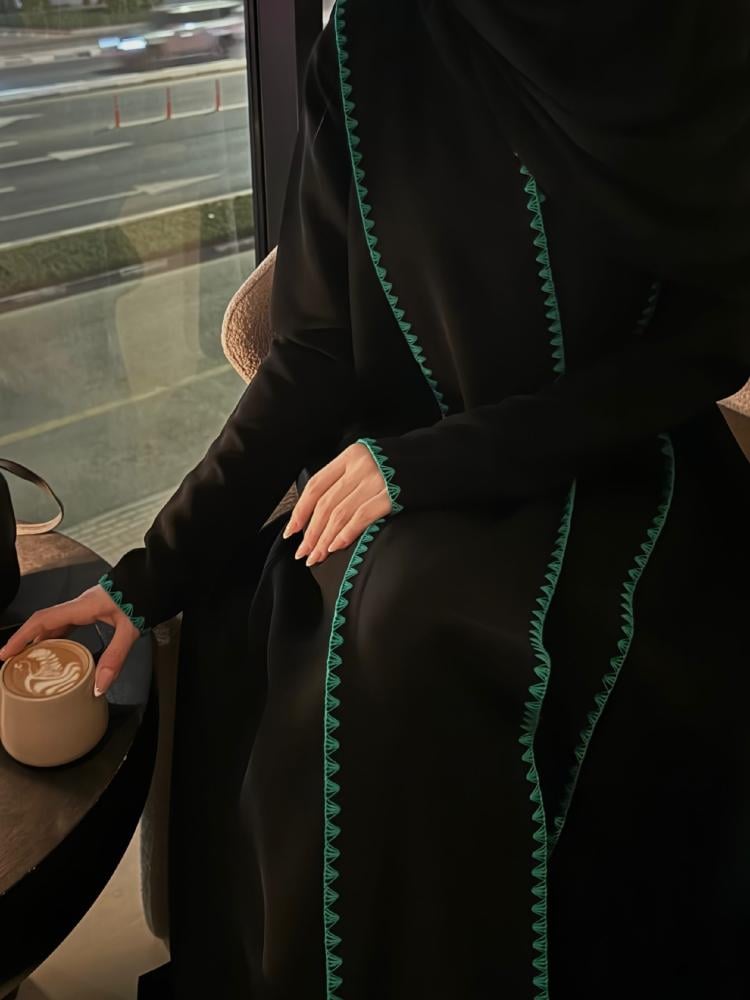عباية الكريب الفاخرة - بتفاصيل زرقاء متجر قلاده