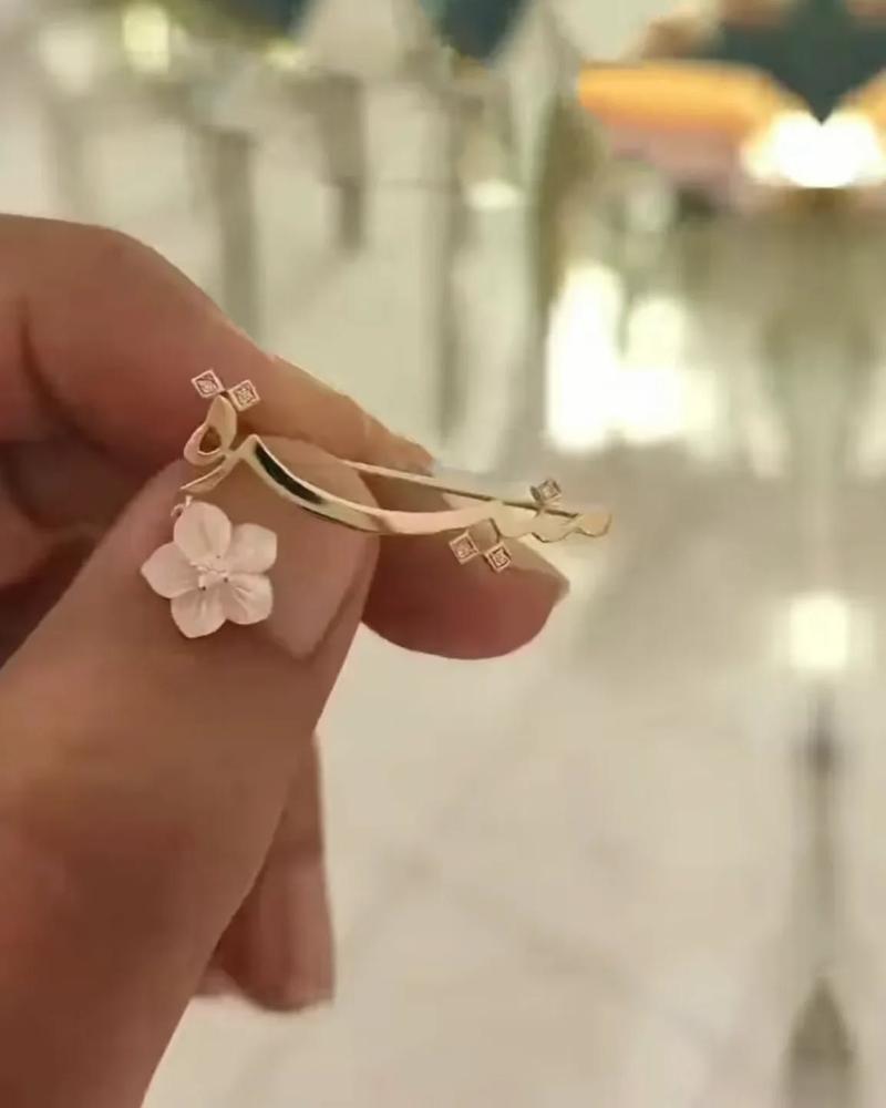 Children's brooch with a distinctive flower shape and zircon stones