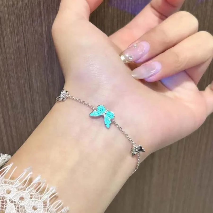 سلسال واسوارة الفراشة المضيئة