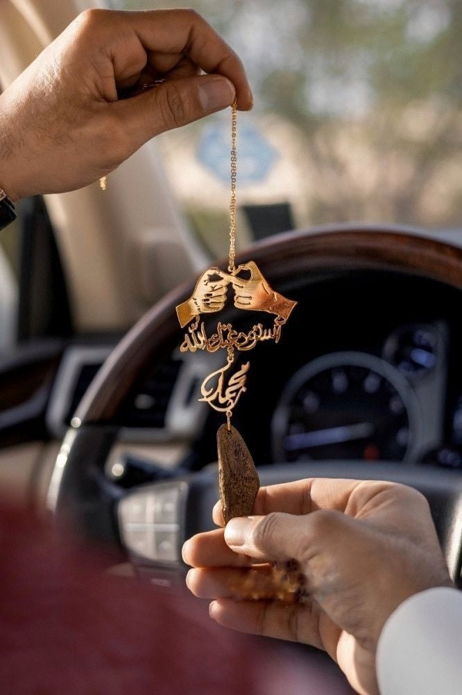 تعليقة كسرة العود بشكل قلب بيدين ترند