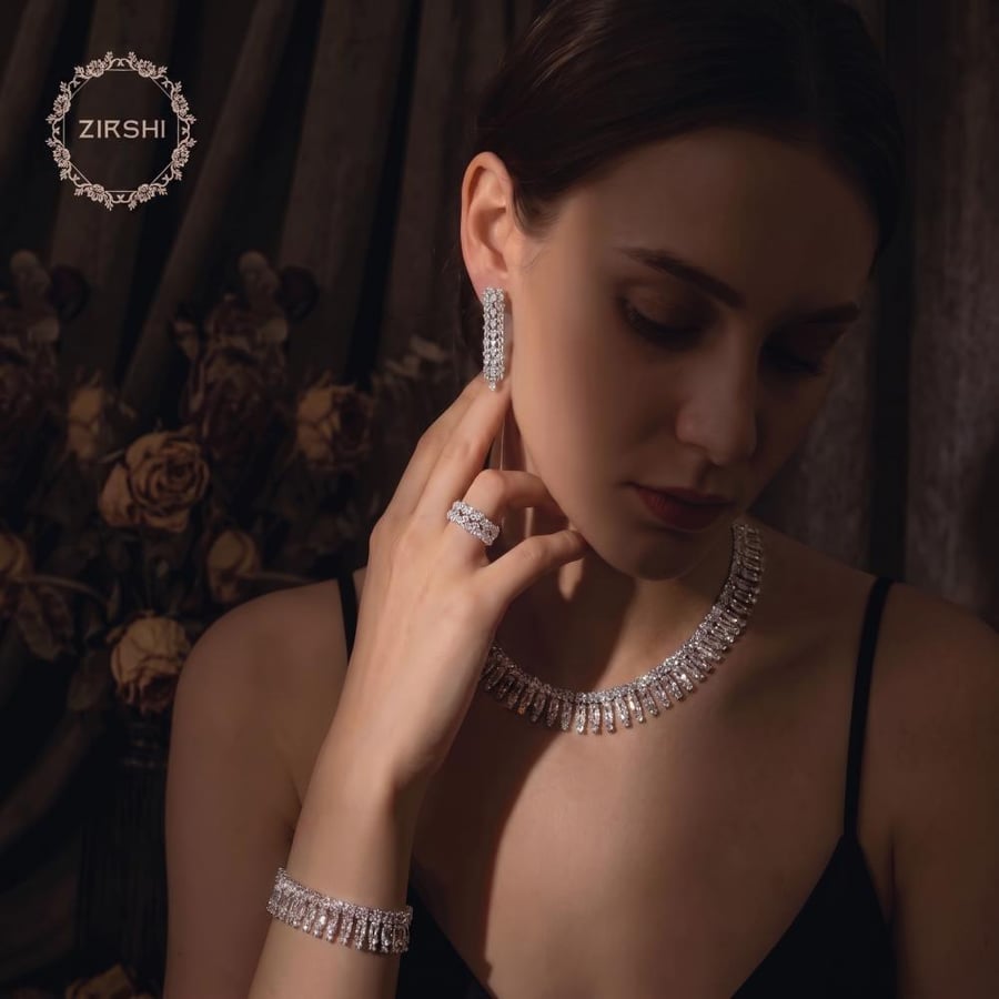 طقم زركون فاخر بدقة ألماس بتصميم الصف الملكي 4 قطع