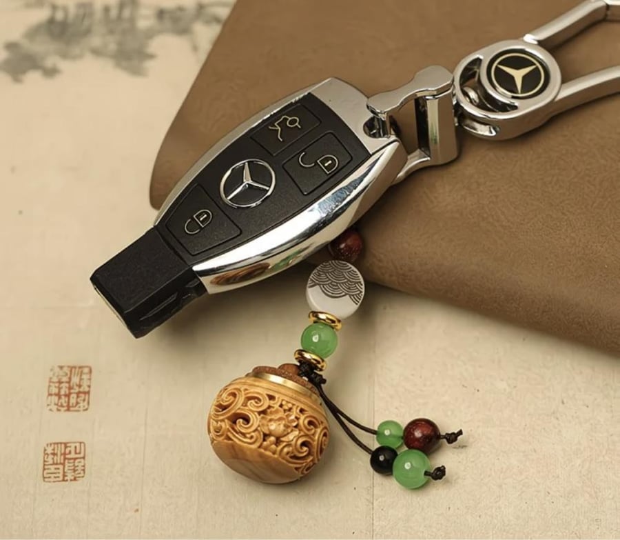 A luminous and fragrant keychain, also for the car.