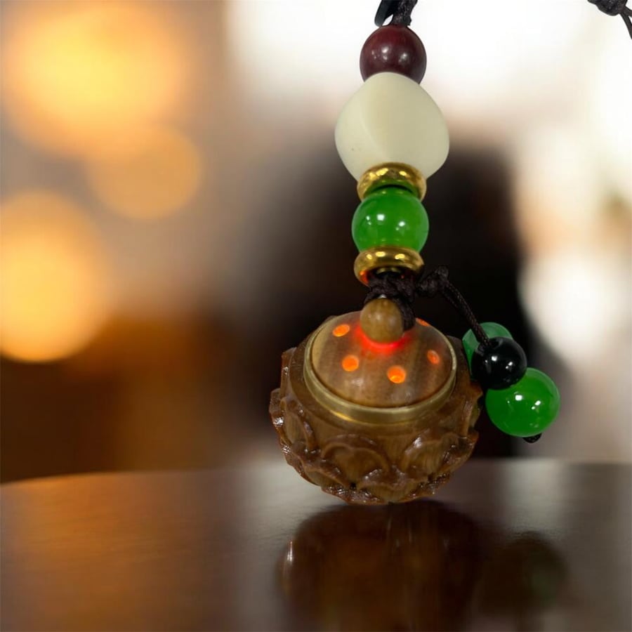 A luminous and fragrant keychain, also for the car.