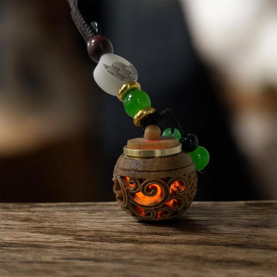 A luminous and fragrant keychain, also for the car.