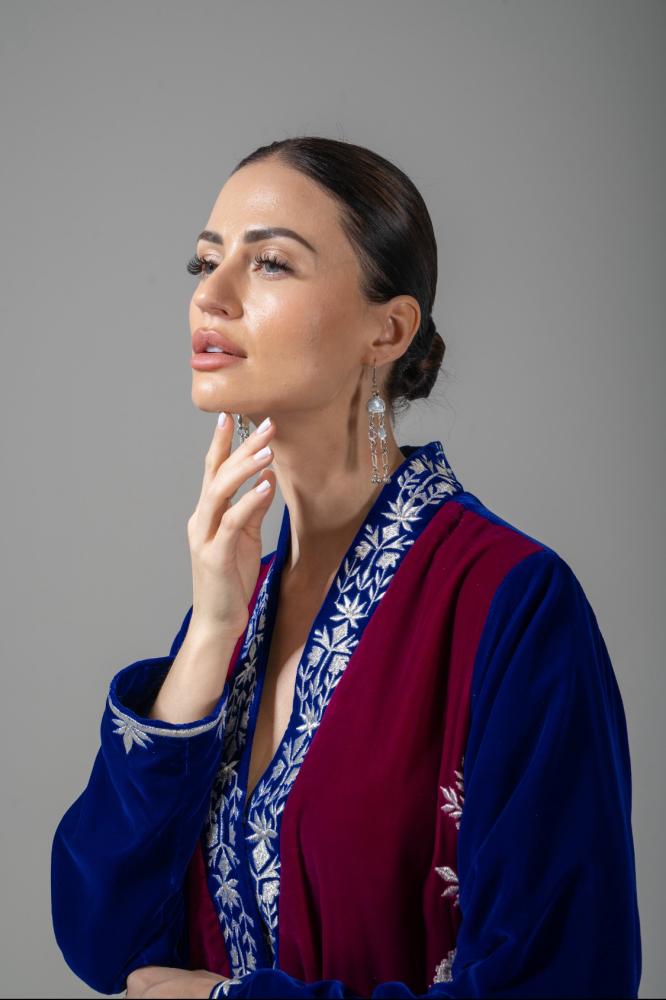 فستان مخمل فوشي ونيلي مع تطريز يدوي فضي