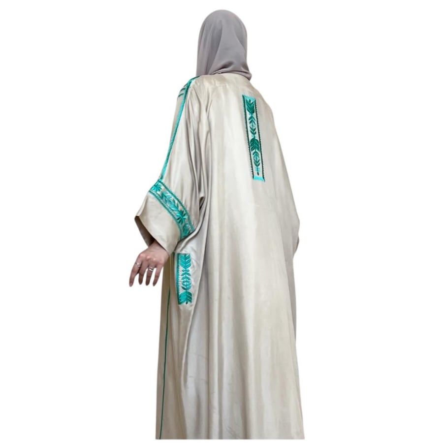 Silk abaya washed with embroidered pattern with threads