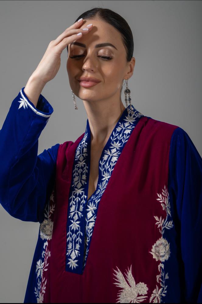 فستان مخمل فوشي ونيلي مع تطريز يدوي فضي