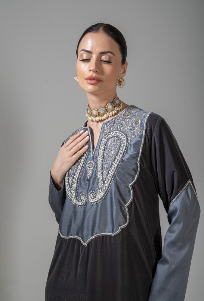 فستان مخمل  رمادي غامق مع تطيز فضي