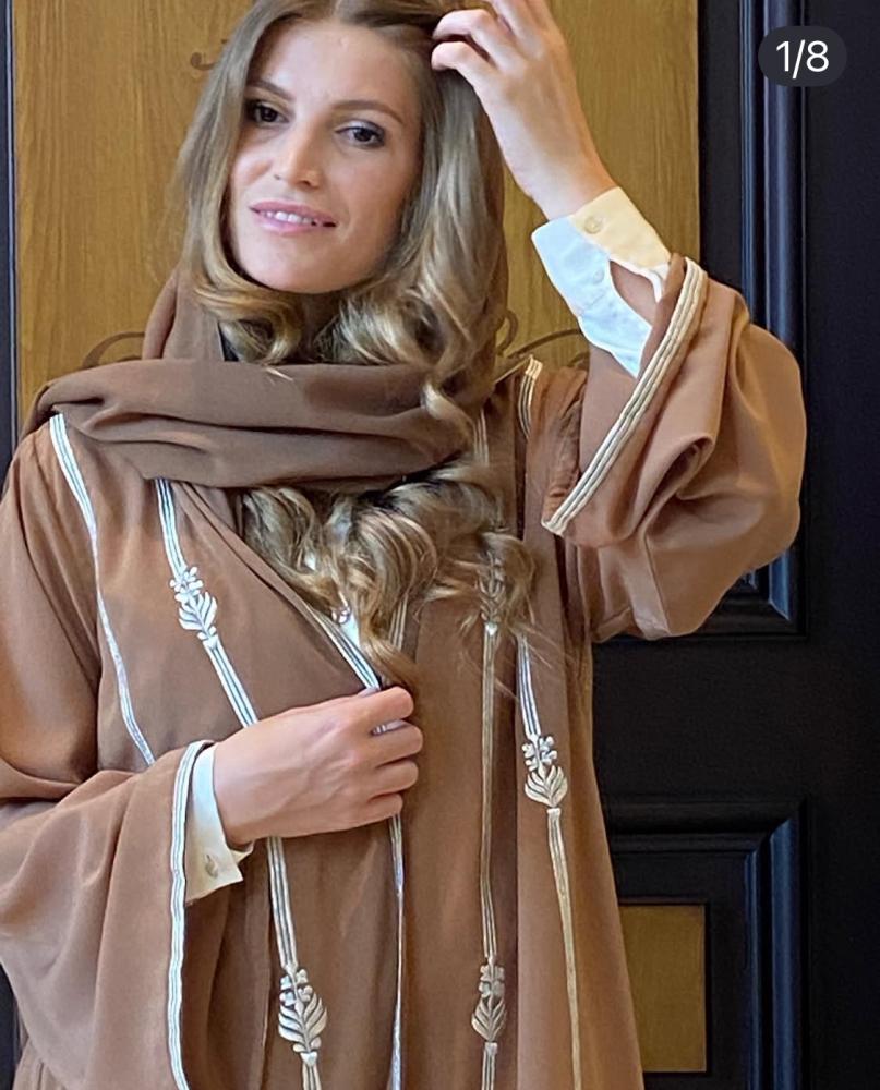 عباية حرير مع تطريز فضي