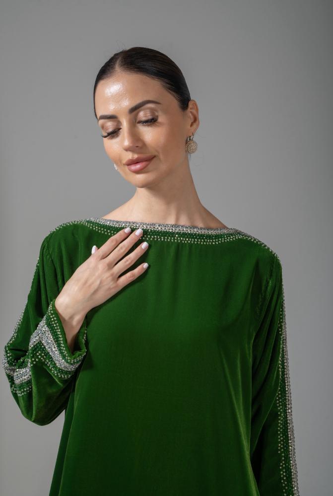 فستان مخمل اخضر مرصع بالكرستال والاحجار الخضراء