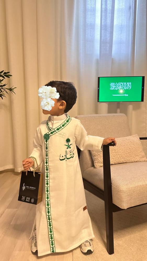 دقلة اليوم الوطني اطفال بيضاء بتطريز الشعار الوطني