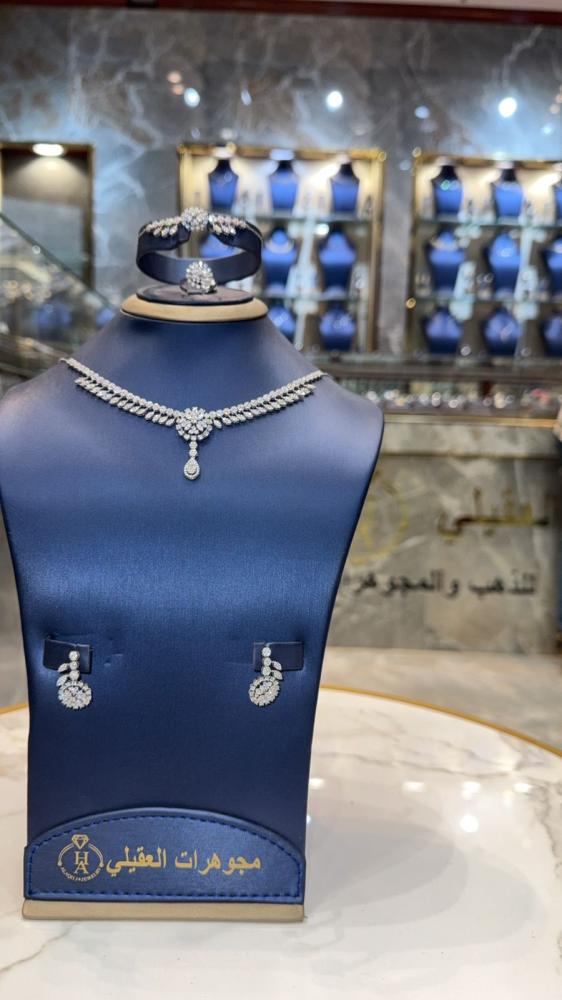 طقم ذهب ابيض ( 16.8 جرام - عيار 18 )