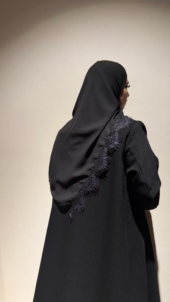 عباية قمر - كريب مقلّم أنيق + طرحة طرف
