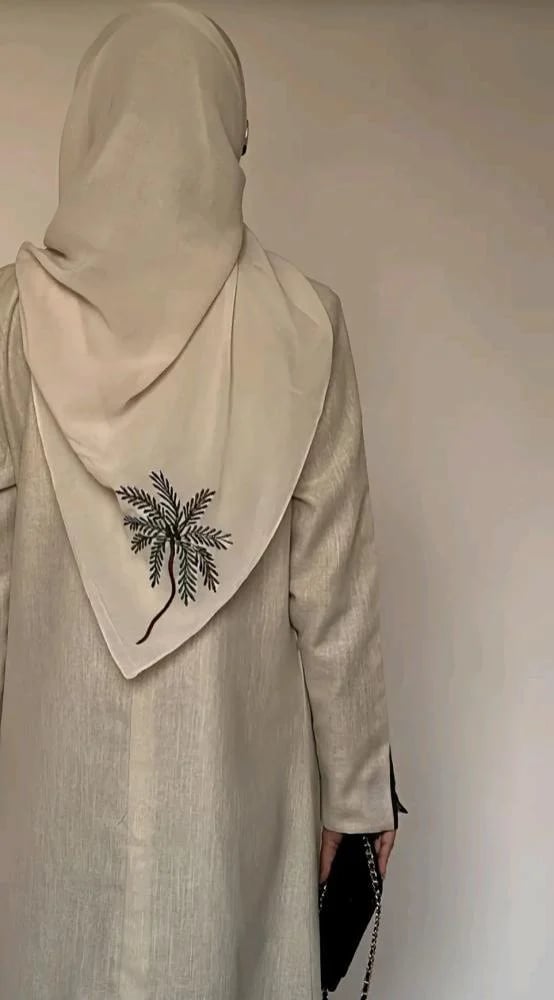 عباية نجدية بتصميم فاخر بشعار النخلة