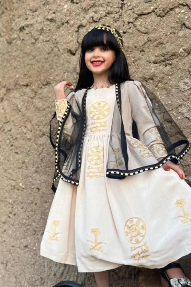 فستان بناتي يوم التأسيس بتصميم تراثي وتطريز أنيق