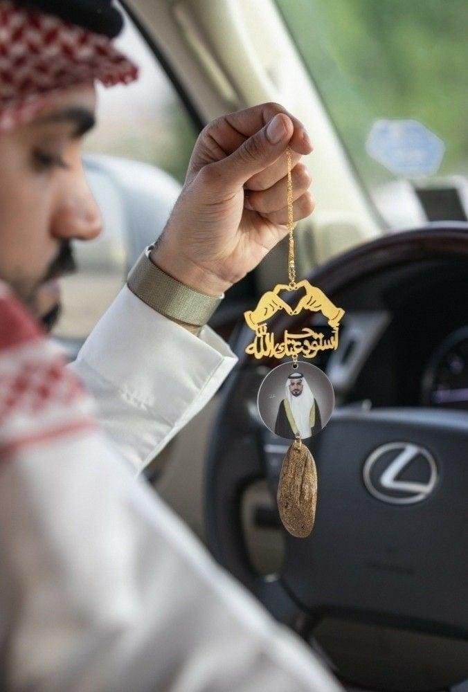 تعليقه سياره با الصوره حب شكل اليدين