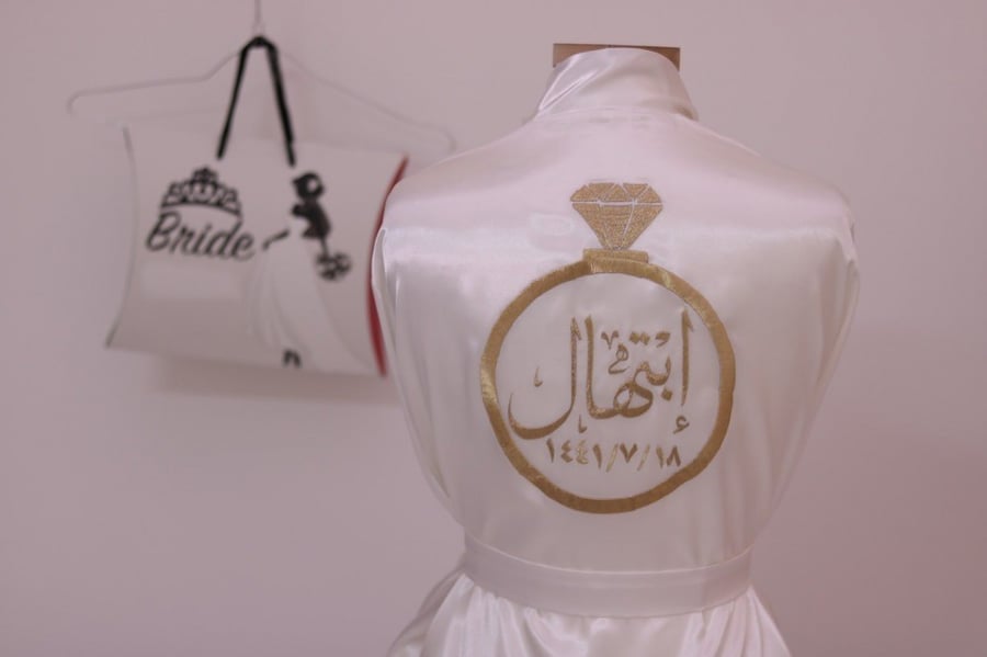 روب عرايس حرير بالاسم