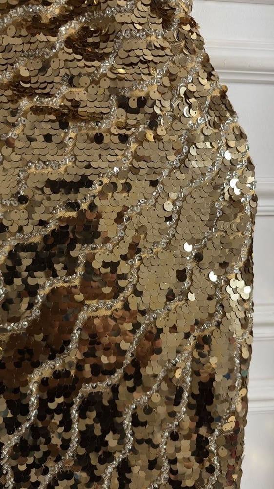 فستان ذهبه