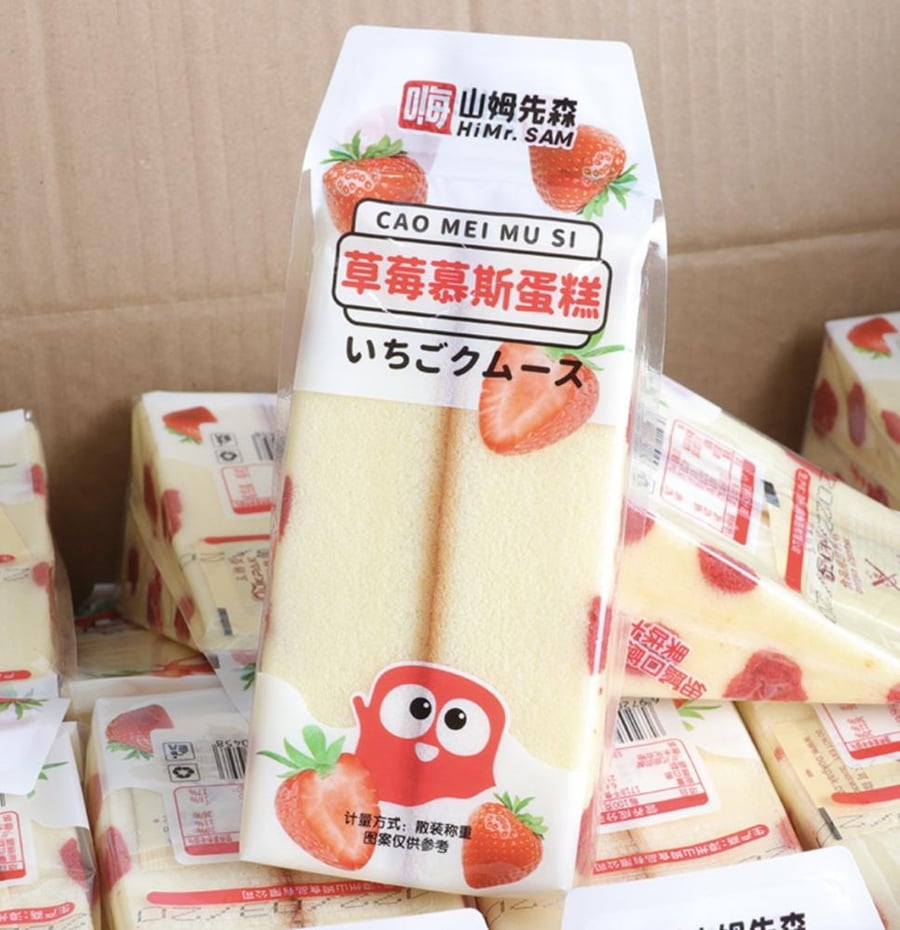 Japanese mousse cake with strawberry 95g