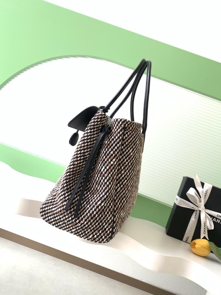 Chanel Mixed-Material Tweed and Leather Tote Bag