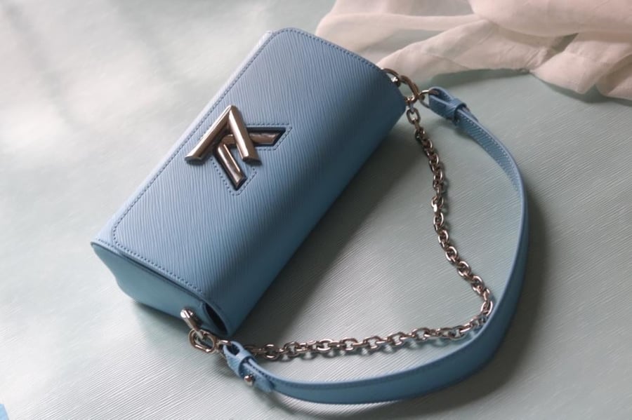LV Twist East-West 23.5cm