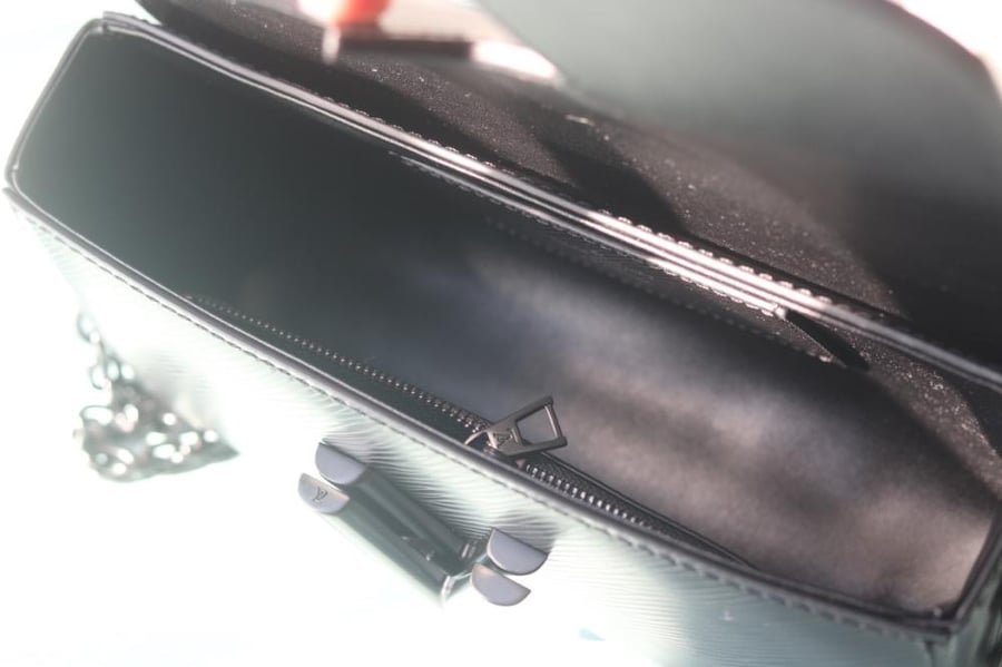 LV Twist East-West 23.5cm